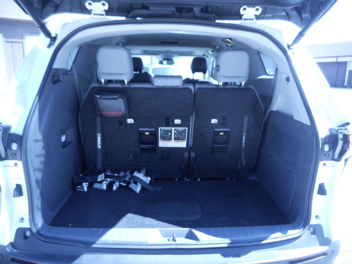 White Toyota Sienna image number 20