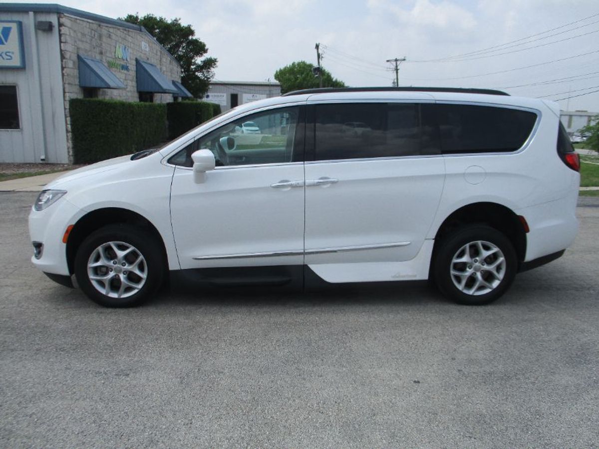 White Chrysler Pacifica image number 5