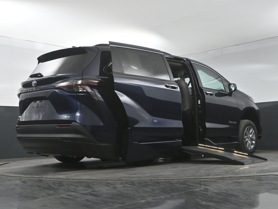 New 2025 Toyota Sienna Hybrid XLE Plus - BraunAbility Side Entry Entry Fold Out Automatic Ramp