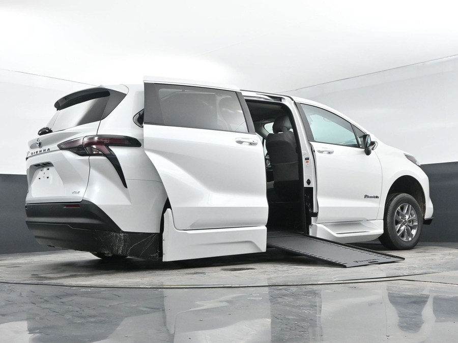 New 2025 Toyota Sienna Hybrid XLE Base - BraunAbility Side Entry Entry In Floor Automatic Ramp