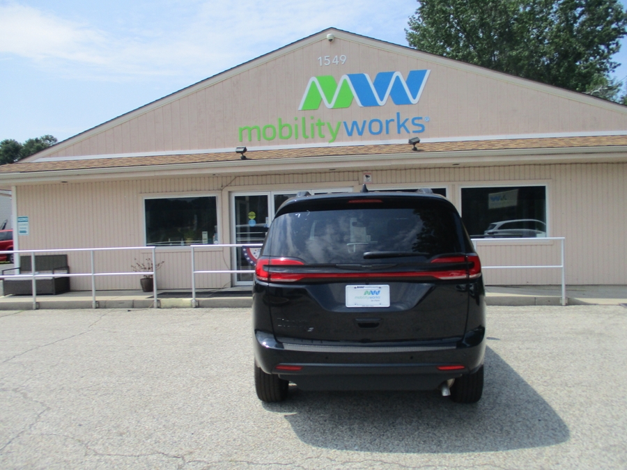 Número de imagen Chrysler Pacifica negro 14