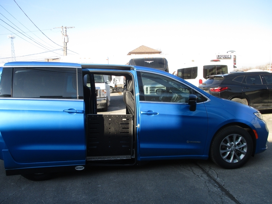 Blue Chrysler Pacifica image number 1