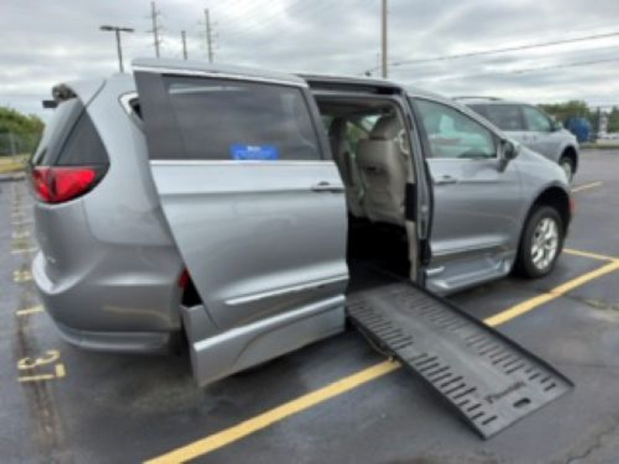 Used 2020 Chrysler Pacifica Limited - BraunAbility Side Entry Fold Out Automatic Ramp
