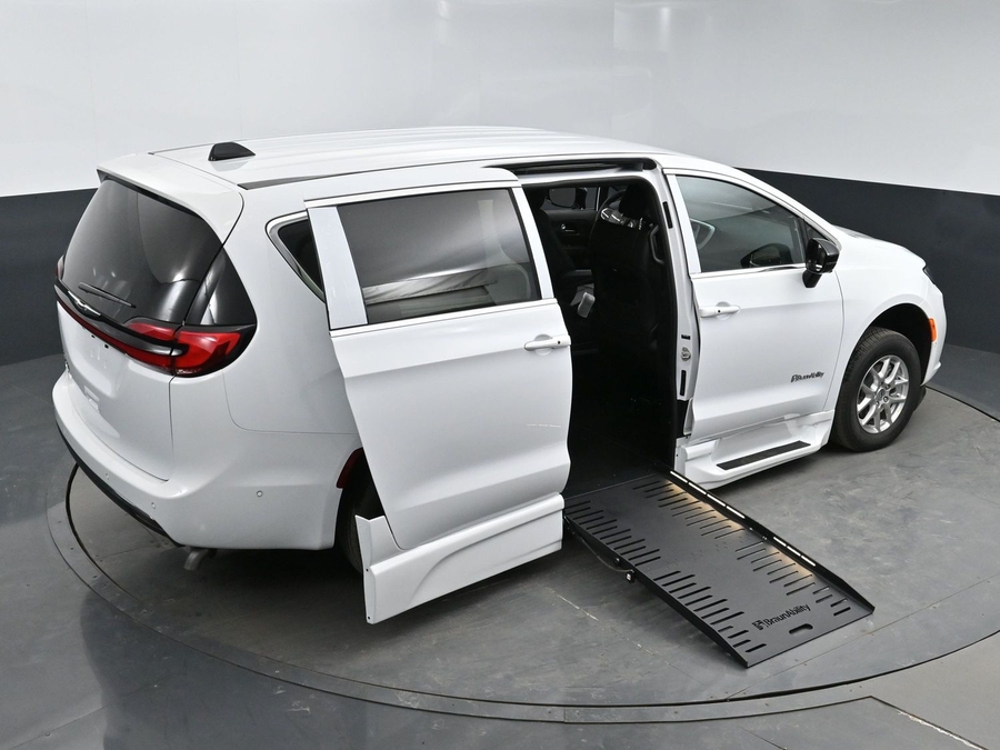 Used 2025 Chrysler Pacifica Select Safety - BraunAbility Side Entry Fold Out Automatic Ramp