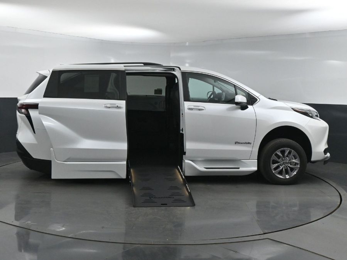 2025 TOYOTA SIENNA - Image 6