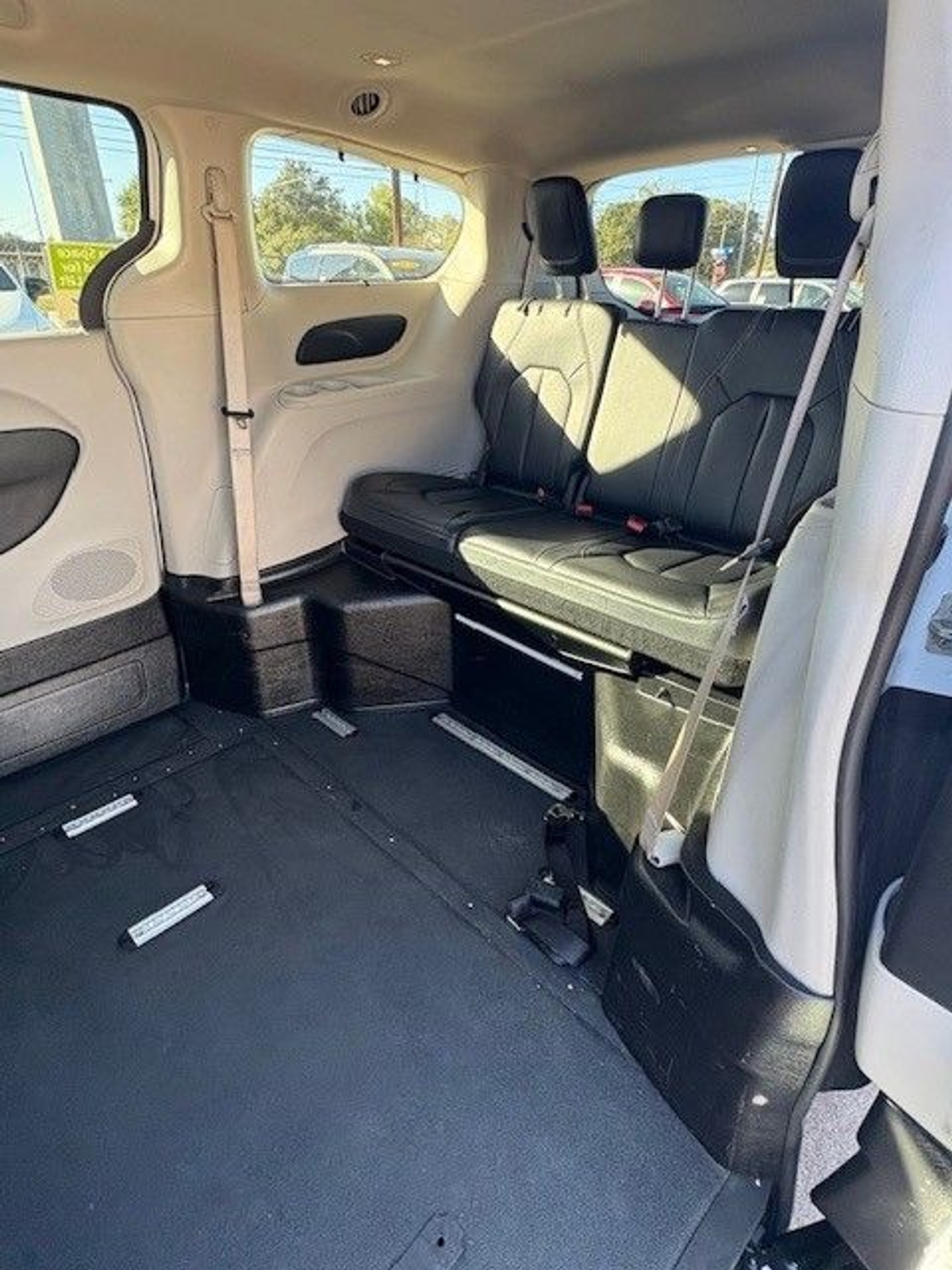 White Chrysler Pacifica image number 14