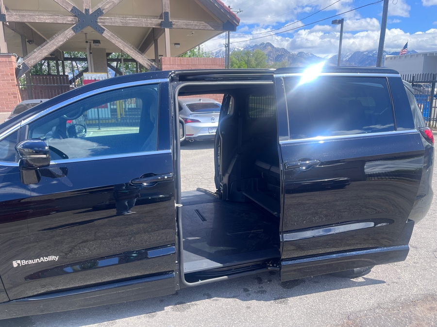 Blue Chrysler Pacifica image number 3