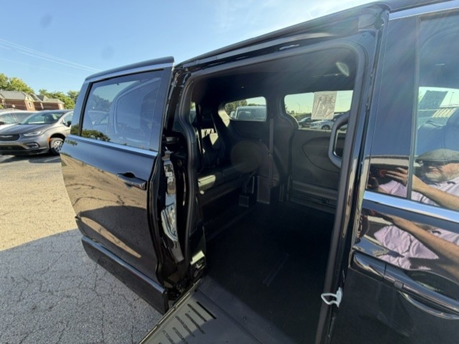 Black Chrysler Pacifica image number 1