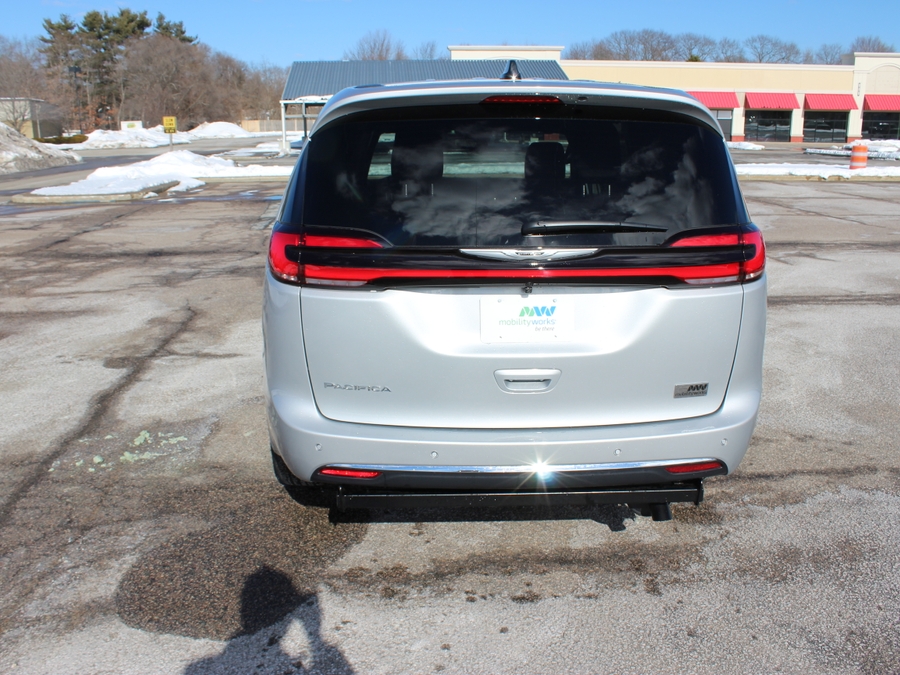 Silver Chrysler Pacifica image number 3