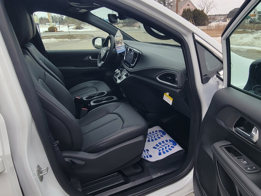 White Chrysler Pacifica image number 10