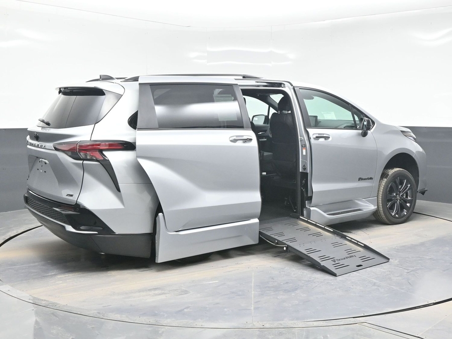 Silver Toyota Sienna image number 6