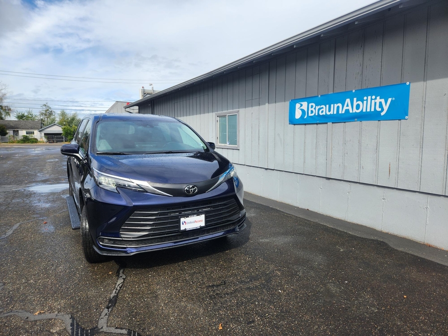 New 2026 Toyota Sienna Hybrid LE 8-Passenger - Vantage Mobility Rear Entry Fold Out Manual Ramp