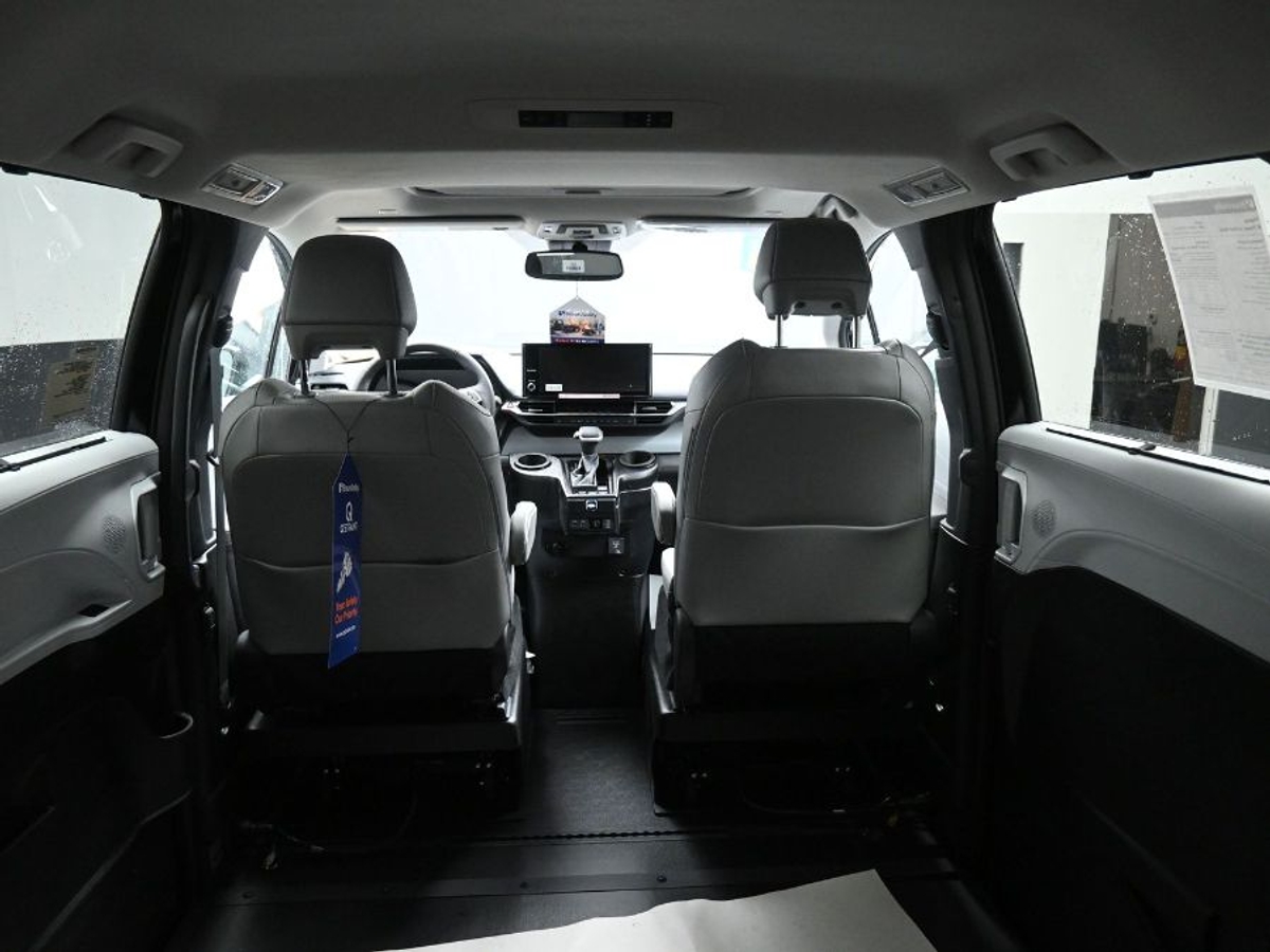 Black Toyota Sienna image number 18
