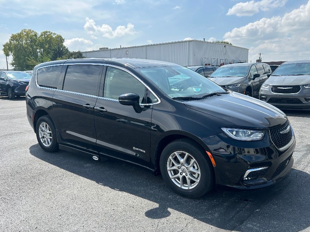 Black Chrysler Pacifica image number 11