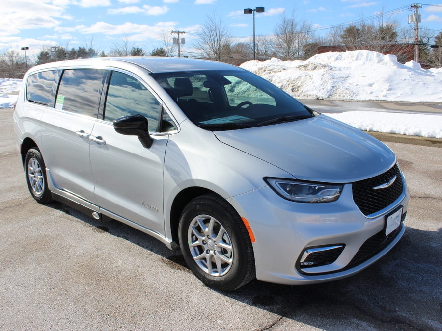 Silver Chrysler Pacifica image number 5