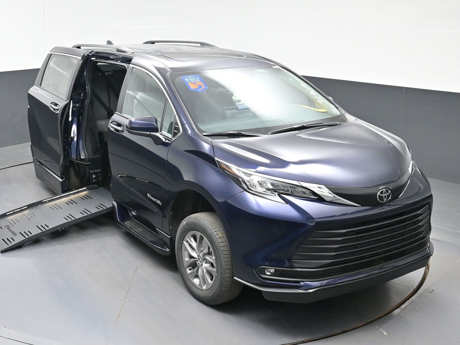 New 2026 Toyota Sienna Hybrid XLE Base - BraunAbility Side Entry Entry Fold Out Automatic Ramp