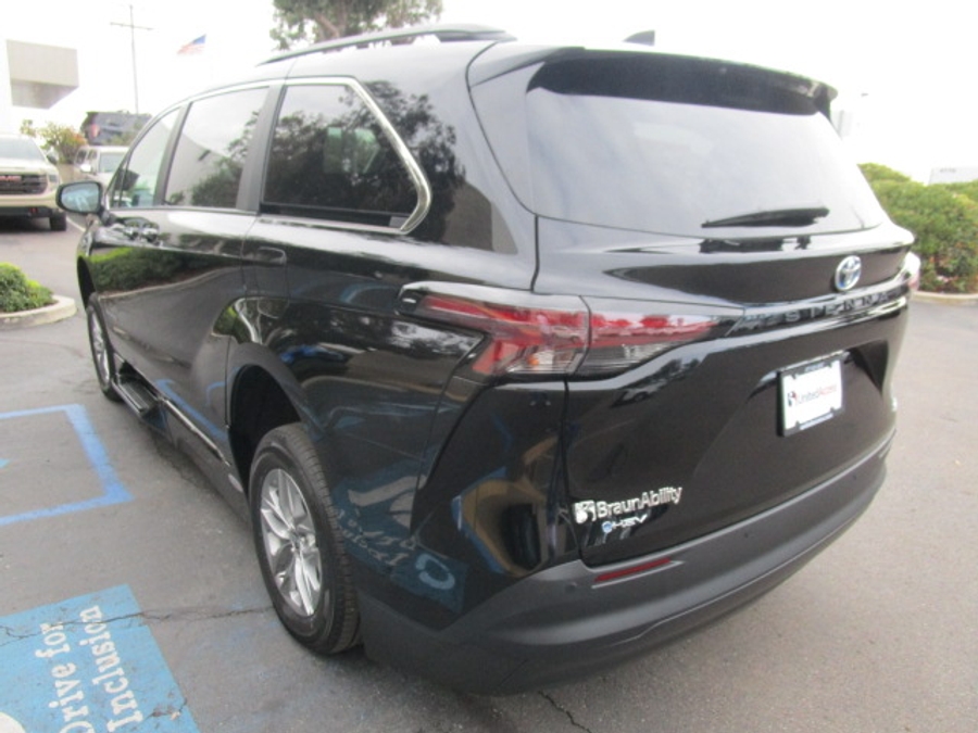 New 2025 Toyota Sienna Hybrid XLE Plus - BraunAbility Side Entry Entry In Floor Automatic Ramp