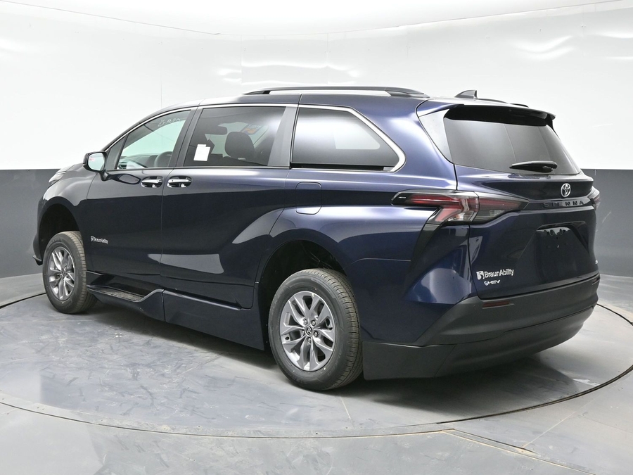 New 2026 Toyota Sienna Hybrid XLE Base - BraunAbility Side Entry Entry Fold Out Automatic Ramp