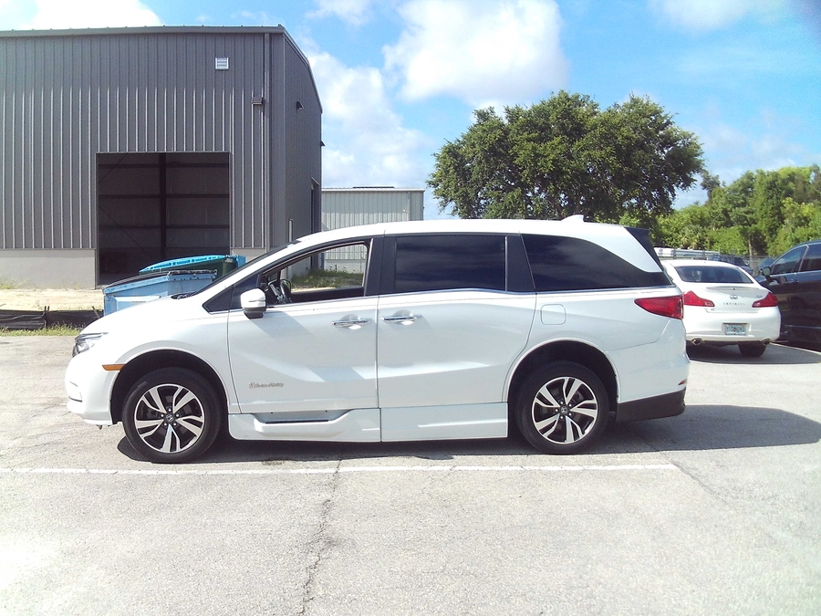 White Honda Odyssey image number 2