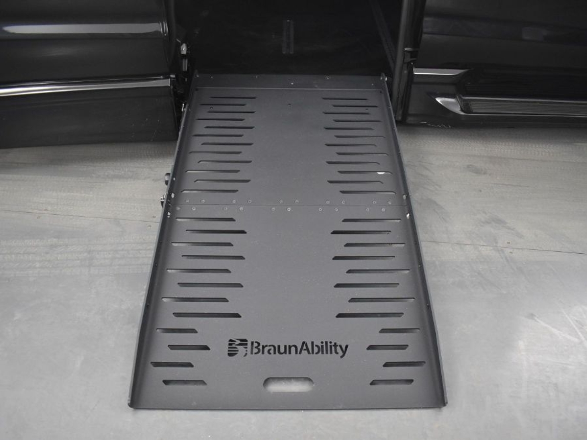 Black Chrysler Pacifica image number 9