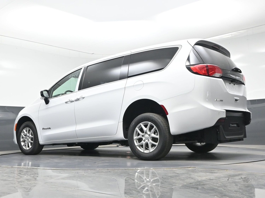 White Chrysler Voyager image number 22