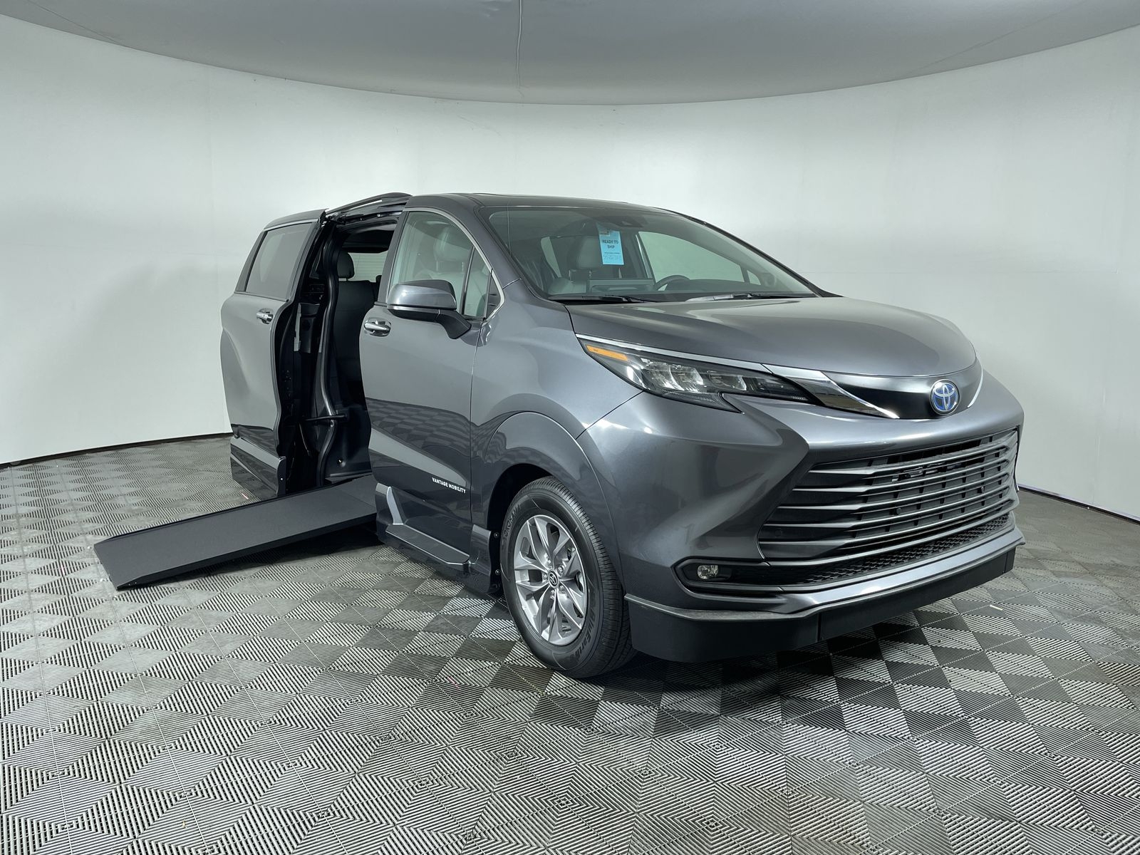 2025 Toyota Sienna FWD XLE Plus