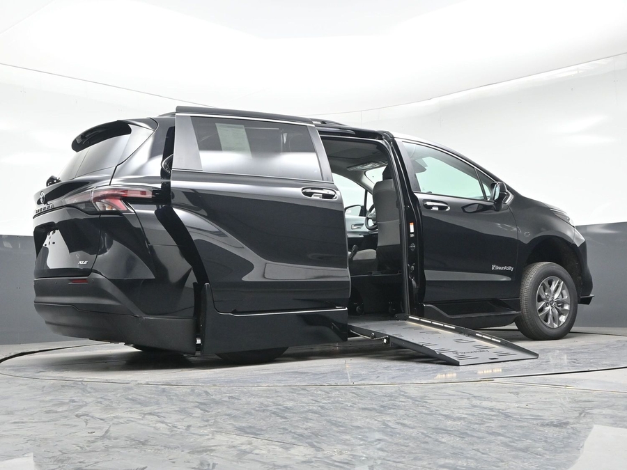 Black Toyota Sienna image number 18