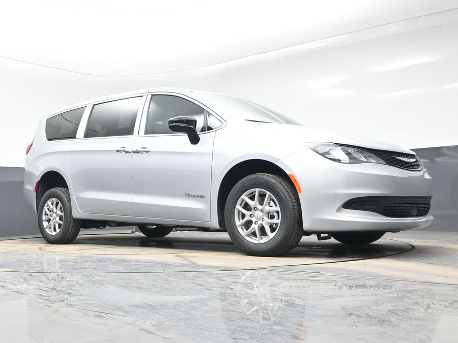 Silver Chrysler Voyager image number 17