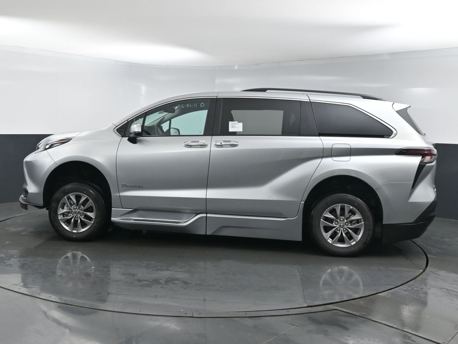 New 2025 Toyota Sienna Hybrid XLE Plus - BraunAbility Side Entry Entry In Floor Automatic Ramp