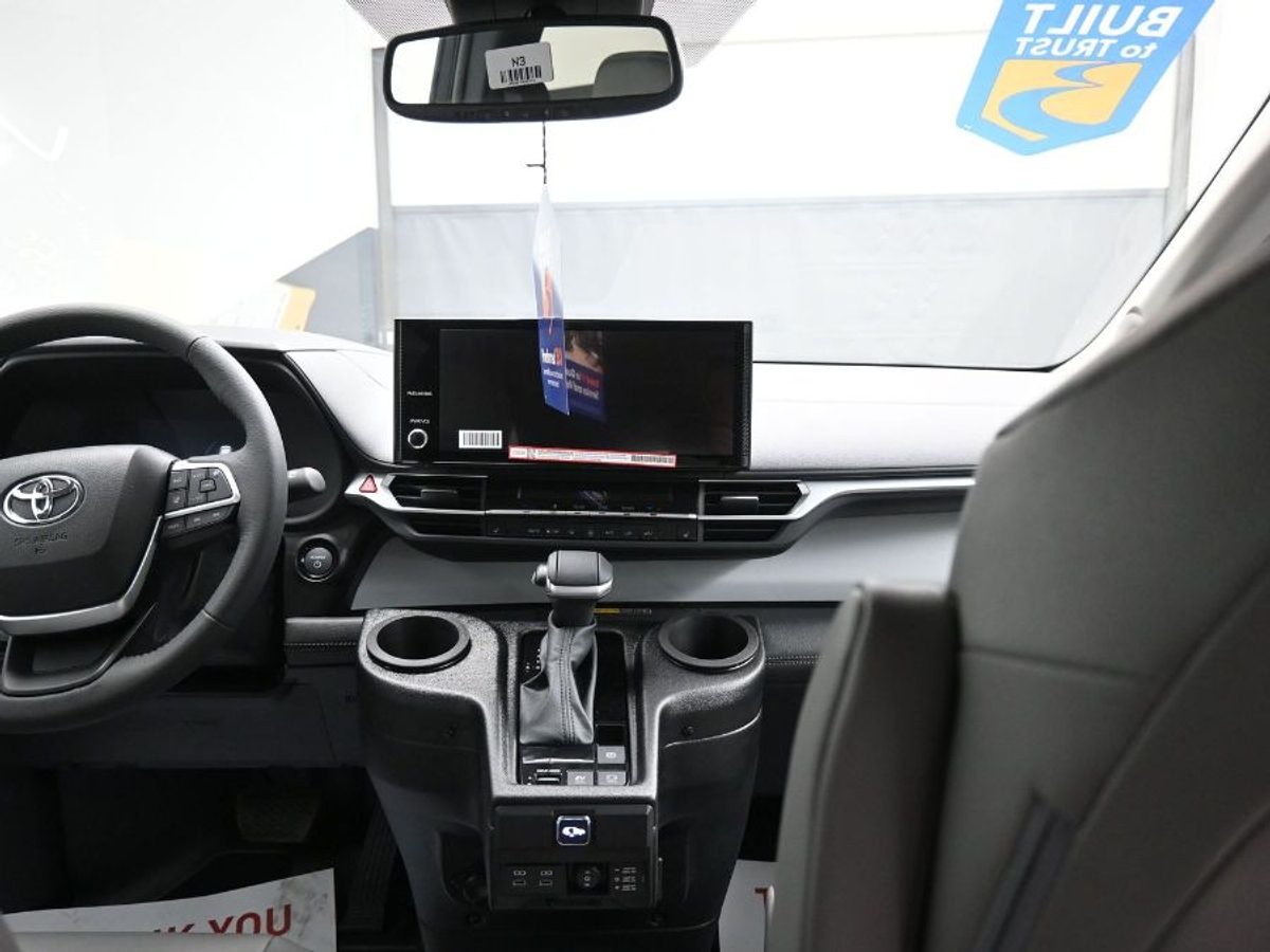 2025 TOYOTA SIENNA - Image 19