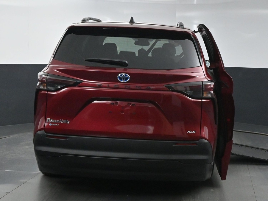 New 2025 Toyota Sienna Hybrid XLE Plus - BraunAbility Side Entry Entry In Floor Automatic Ramp