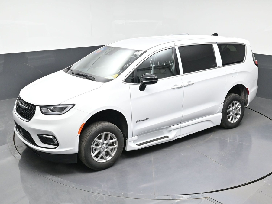 White Chrysler Pacifica image number 16