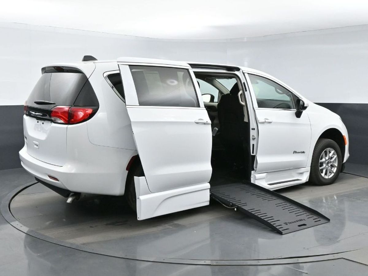 White Chrysler Voyager image number 23