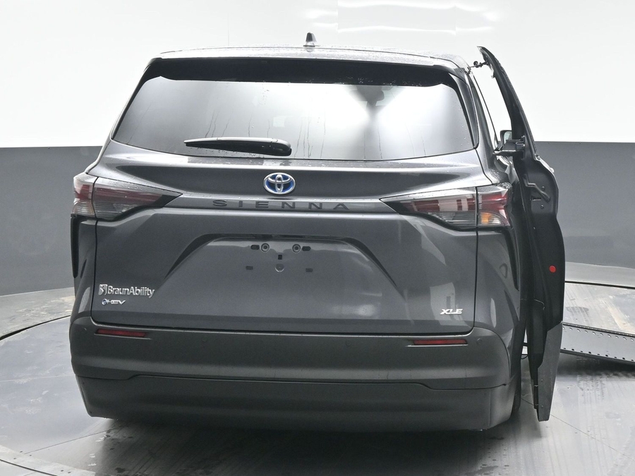 New 2025 Toyota Sienna Hybrid XLE Base - BraunAbility Side Entry Entry In Floor Automatic Ramp