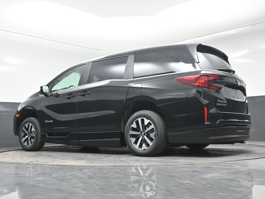 Black Honda Odyssey image number 18