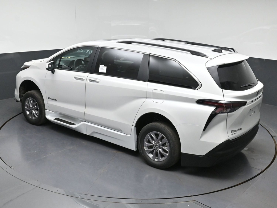 2026 Toyota Sienna XLE - Photo 20