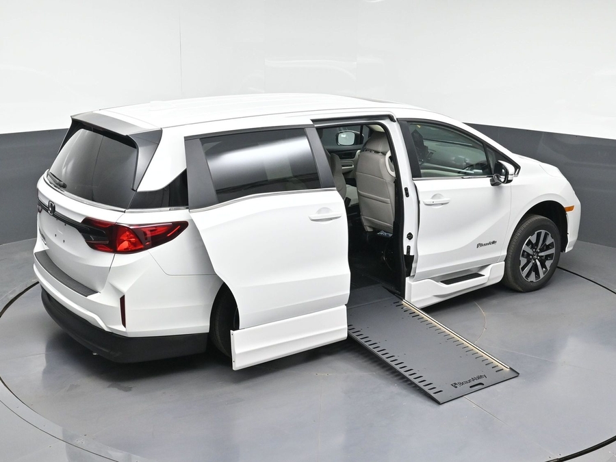 White Honda Odyssey image number 18