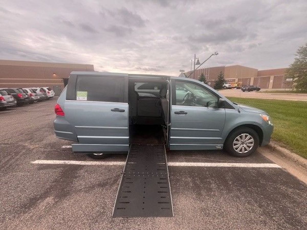 2009 Volkswagen Routan SE's photo