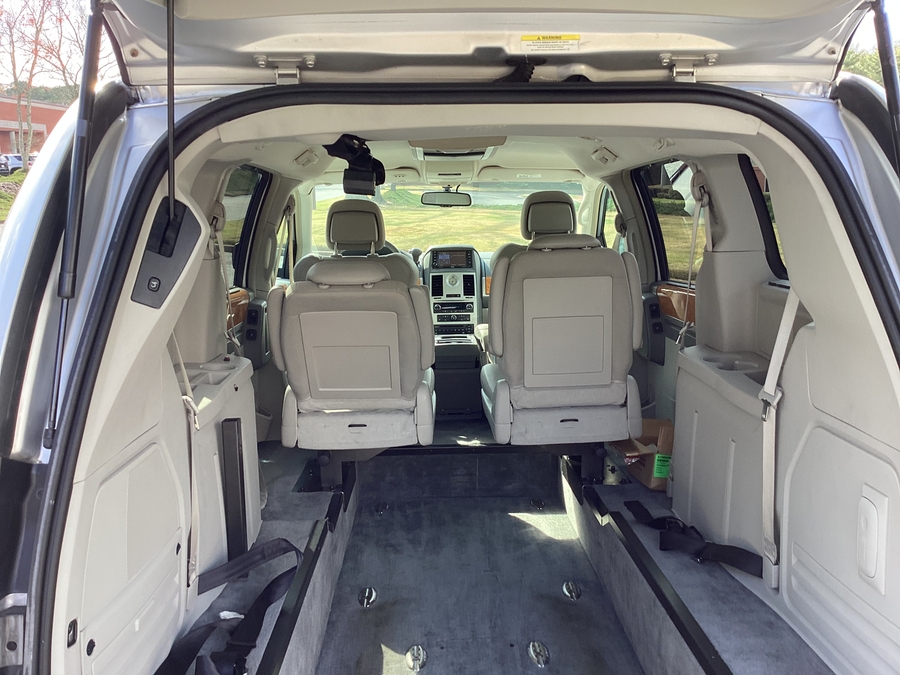  Chrysler Town and Country image number 8