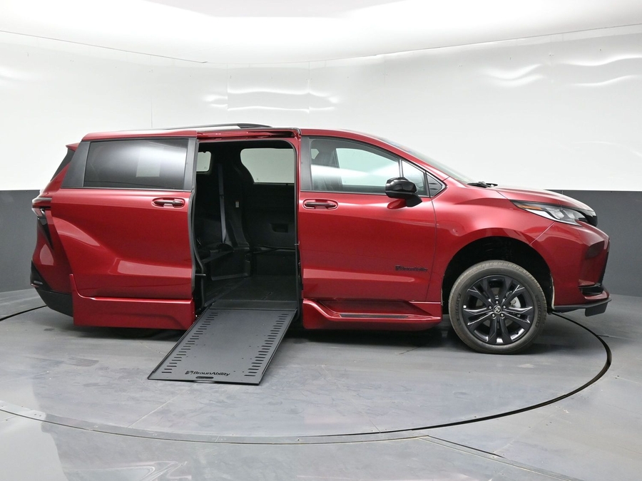 New 2026 Toyota Sienna Hybrid XSE Sport - BraunAbility Side Entry In Floor Automatic Ramp