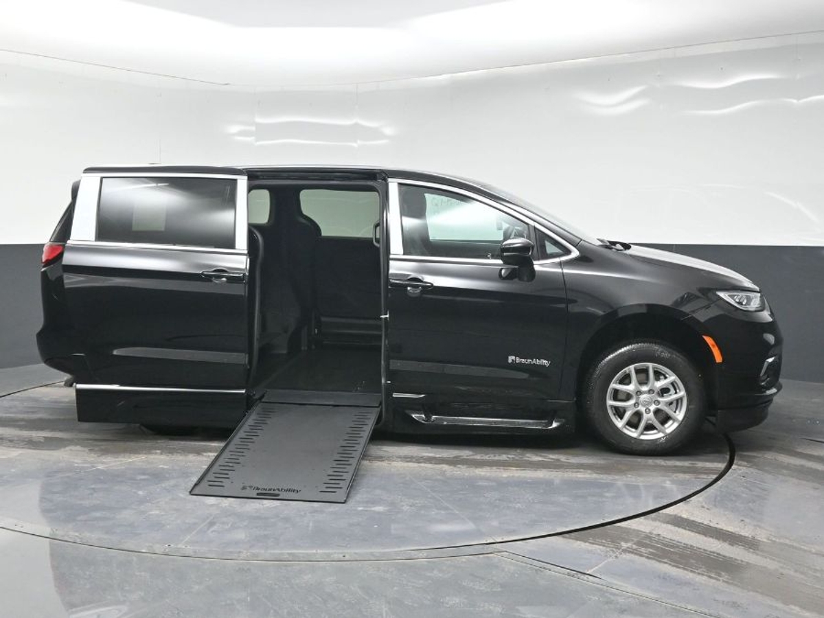 Black Chrysler Pacifica image number 7