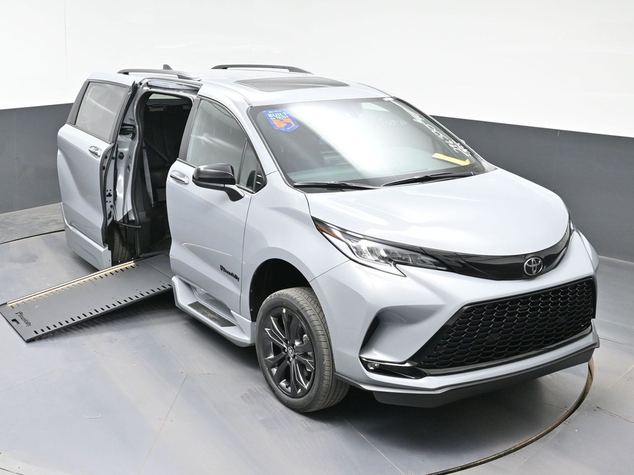 New 2026 Toyota Sienna Hybrid XSE Sport - BraunAbility Side Entry In Floor Automatic Ramp