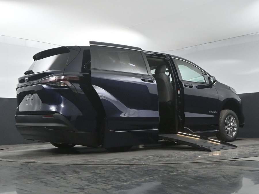 New 2025 Toyota Sienna Hybrid LE - BraunAbility Side Entry Entry Fold Out Automatic Ramp