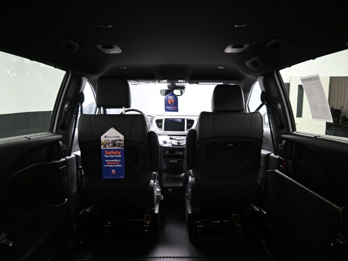 White Chrysler Pacifica image number 14