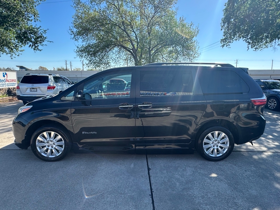 Used 2017 Toyota Sienna Limited Premium - BraunAbility Side Entry Entry In Floor Automatic Ramp
