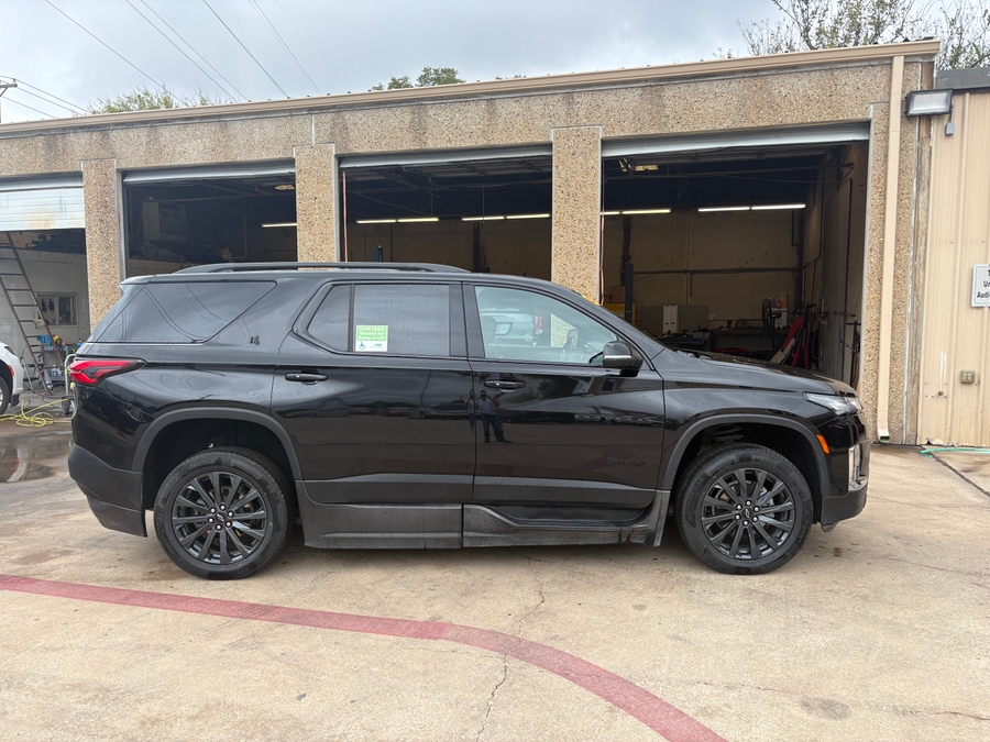Black Chevrolet Traverse image number 1