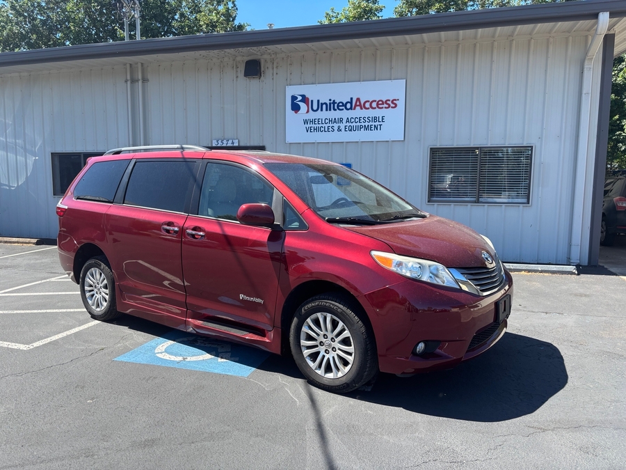 Used 2015 Toyota SIENNA XLE - BraunAbility Side Entry In Floor Automatic Ramp