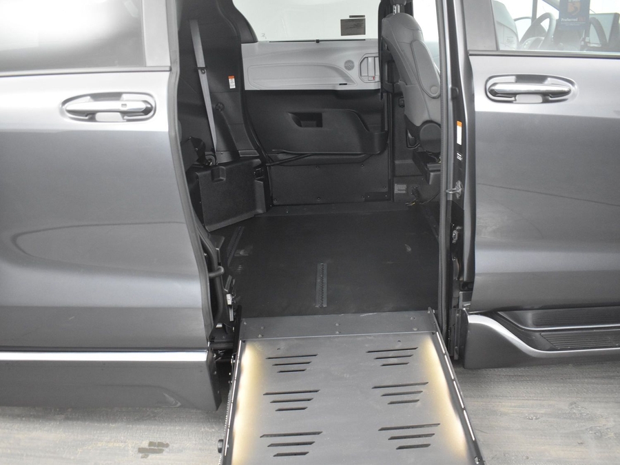 New 2025 Toyota Sienna Hybrid XLE Base - BraunAbility Side Entry Entry Fold Out Automatic Ramp