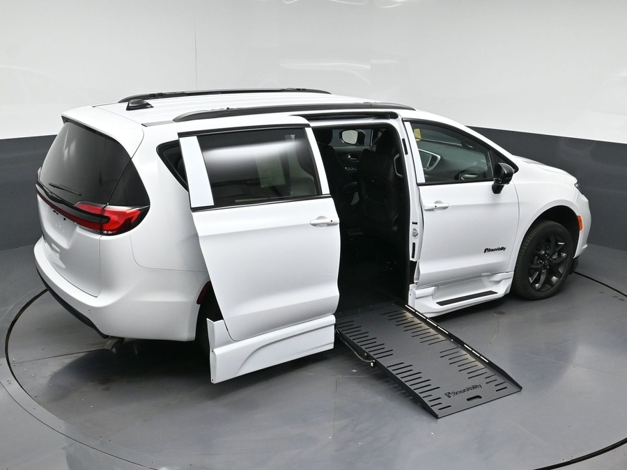 White Chrysler Voyager image number 28