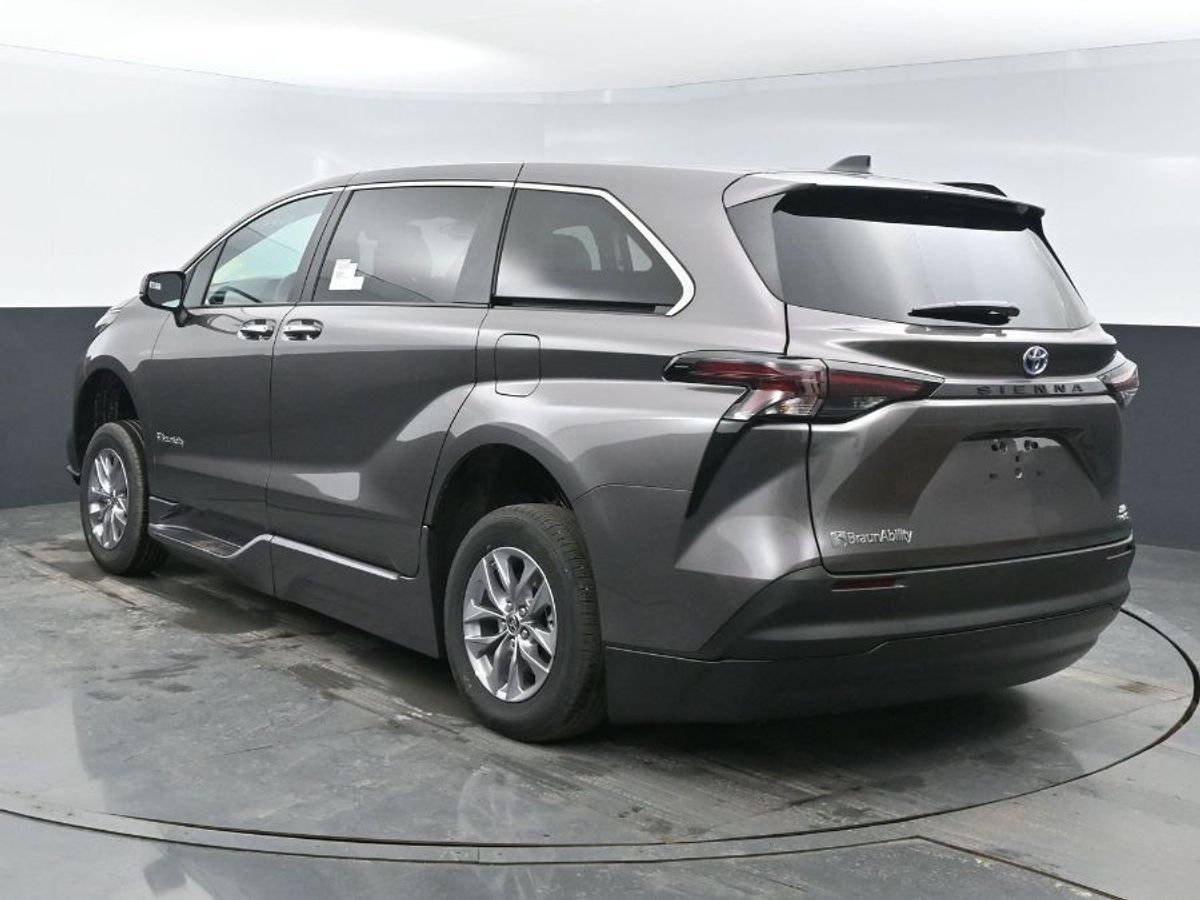 Grey Toyota Sienna image number 5